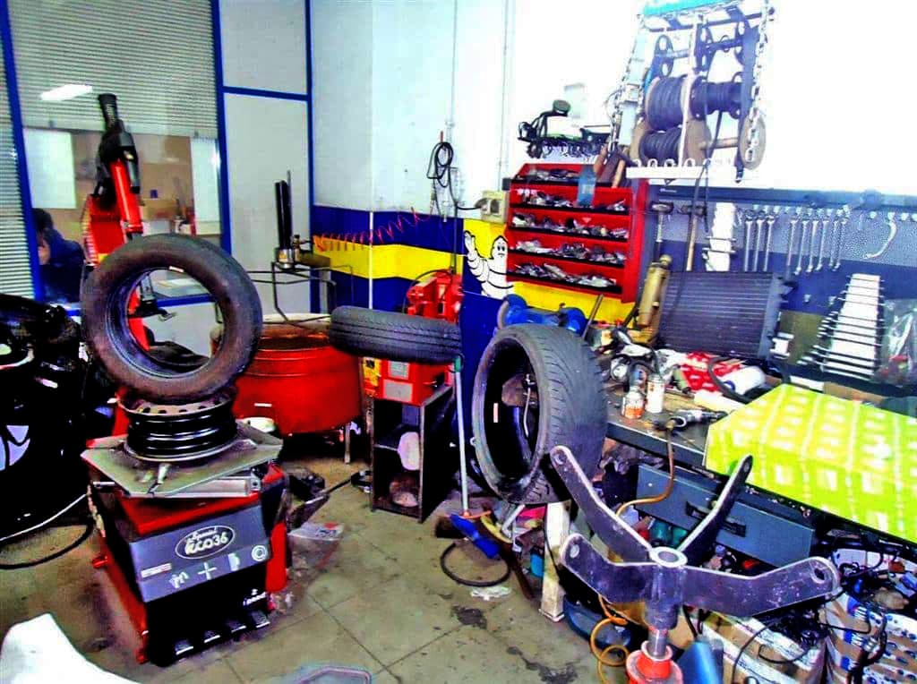 Montaje de neumáticos nuevos en el taller de Vigo
